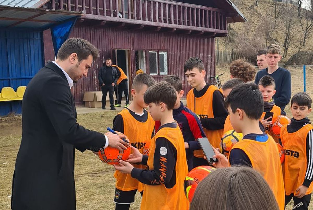 FOTO Imagini inedite cu Adrian Mutu » „Briliantul” a mers la munte și i-a luat prin surprindere pe juniorii unei echipe de fotbal