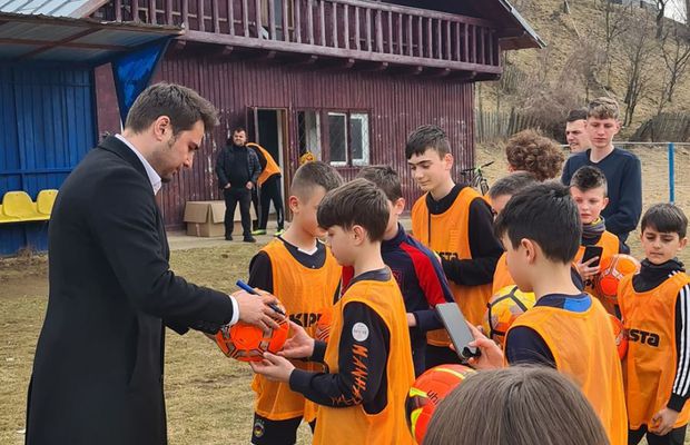 FOTO Imagini inedite cu Adrian Mutu » „Briliantul” a mers la munte și i-a luat prin surprindere pe juniorii unei echipe de fotbal