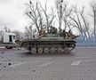 Un tanc ucrainean pe șoselele pe din Sytniaky, Ucraina, la vest de capitală