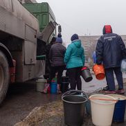 Oamenii stau la coadă pentru a lua apă în regiunea Mariupol