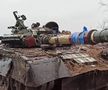 Un tanc avariat al armatei ucrainene este văzut pe autostrada din apropierea satului Gnutovo, regiunea Mariupol