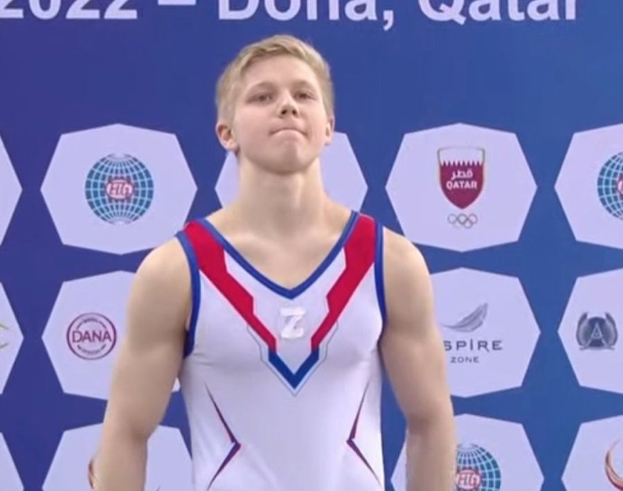 Moment șocant pe podium! Un gimnast rus a apărut în fața rivalului ucrainean cu semnul tancurilor lui Putin pe piept