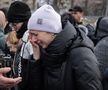 O femeie plângând din cauza că nu a reușit să urce în tren, alături de femeiile și copiii care fug de luptele din Bucha și Irpin