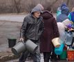Oamenii stau la coadă pentru a lua apă în regiunea Mariupol