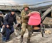 Oamenii fug din Kiev, Ucraina, cu ajutorul unor soldați ucraineni, după bombardamentul rușilor