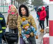 Refugiați ucraineni trec granița în România prin vama Siret