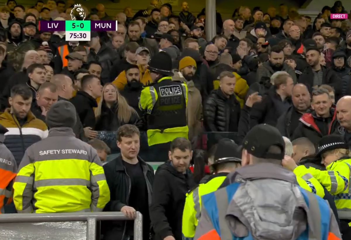 Fanii lui Manchester United n-au mai suportat umilința! Scene rar văzute la un meci de Premier League