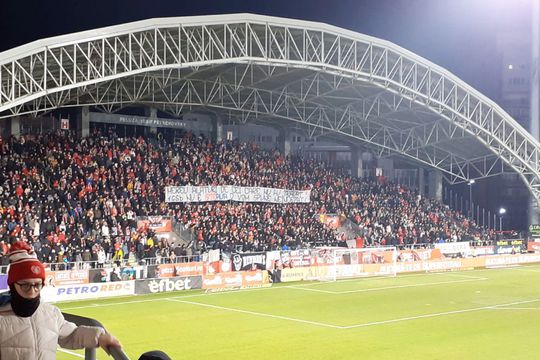 Mesajul afișat de ultrașii arădeni la UTA - FCSB // foto: Bogdan Cioară