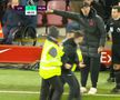 Jurgen Klopp, nervos pe un fan care era să-l accidenteze pe Robertson în Liverpool - Manchester United