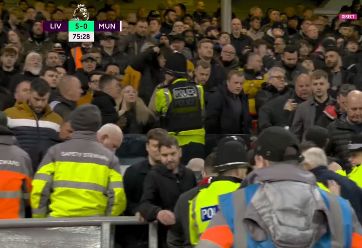 Fanii lui Manchester United n-au mai suportat umilința! Scene rar văzute la un meci de Premier League