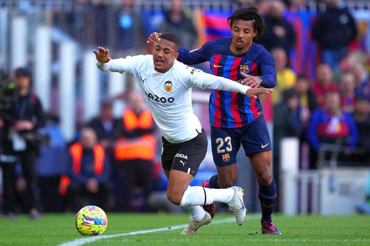 Barcelona, victorie în zece oameni în fața Valenciei, într-un final în care „liliecilor” le-a fost refuzat un penalty