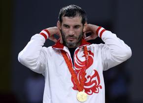 Moarte suspectă a unui triplu campion olimpic în Rusia » Buvaysar Saytiev a căzut de la fereastra apartamentului său