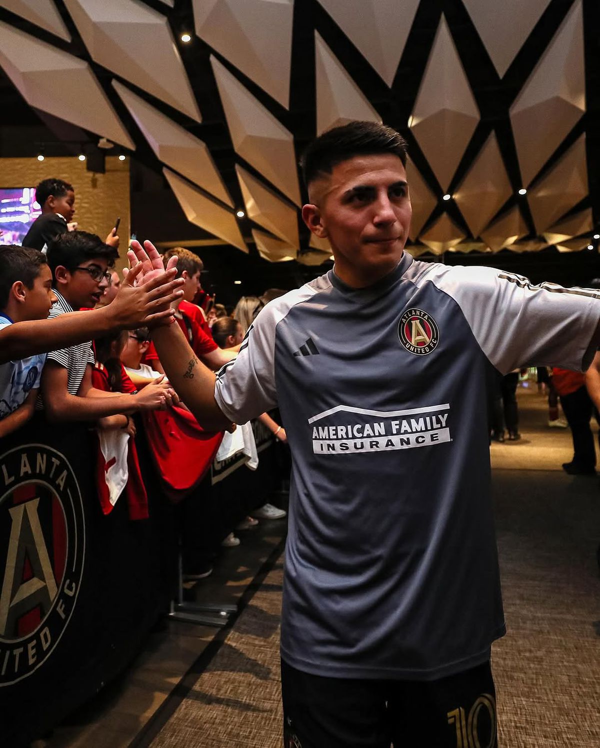 Campionul mondial care vine la București, cercetat pentru viol în grup și că a fugit după ce a călcat un bărbat cu mașina!