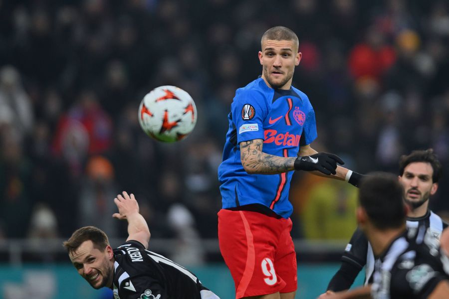 Daniel Bîrligea, în duel cu defensiva lui PAOk, în returul câștigat de FCSB (2-0) din play-off-ul Europa League / Foto: Imago CIES Football Observatory: ei sunt jucătorii din Superliga cu cea mai mare cotă de transfer » 5 ar putea fi cumpărați cu peste 2 milioane €