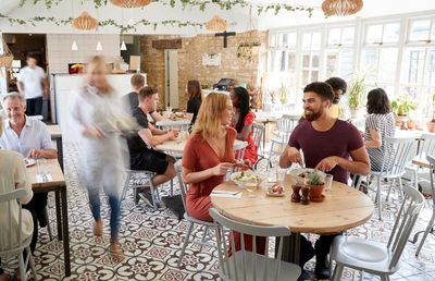 Cum să atragi mai mulți clienți în restaurantul tău fără a reduce prețurile?