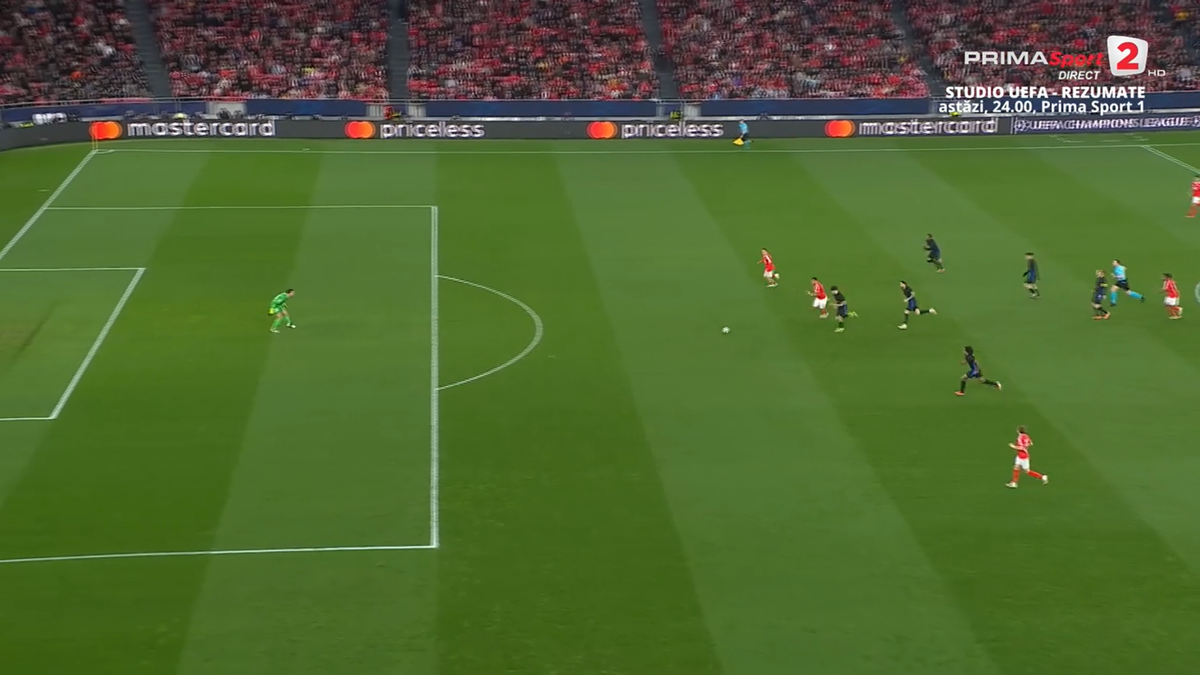 Cartonașul roșu obținut de Cubarsi, în meciul Benfica - Barcelona