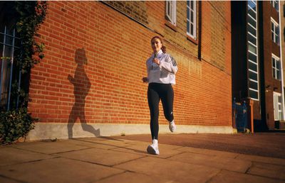 Adidas vine cu un update pentru pantoful de alergare Supernova Rise 2 și îi urează bun-venit în comunitatea sa de alergători actriței Camila Mendes