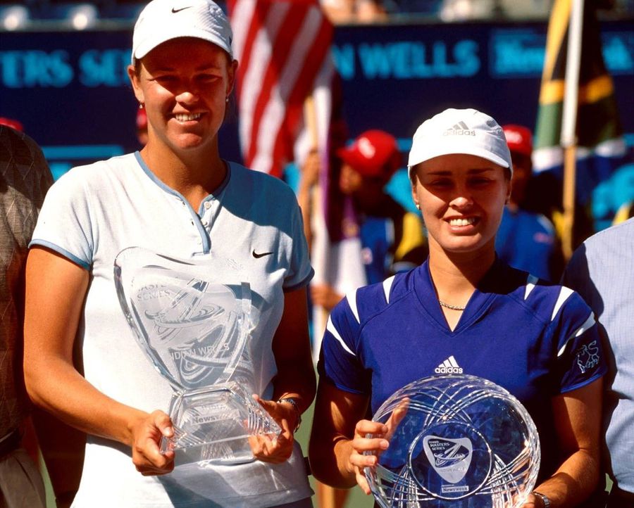 Lindsay Davenport (stânga) cu trofeul de la Indian Wells 2000, alături de finalista Martina Hingis Foto: Imago Images Temerile unei mari campioane legate de Iga Swiatek: „Citești foarte bine dacă te uiți în ochii ei”