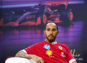 Prima cursă pentru Ferrari îi amintește lui Lewis Hamilton de debutul în F1 din 2007