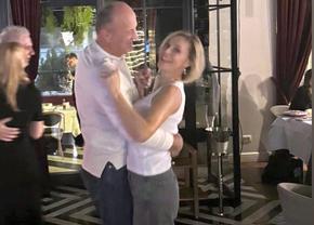 Imagini tari de la petrecerea lui Marius Șumudică » Diana Șucu, impresionată pe ring de antrenorul Rapidului: „Are ritmul în sânge”