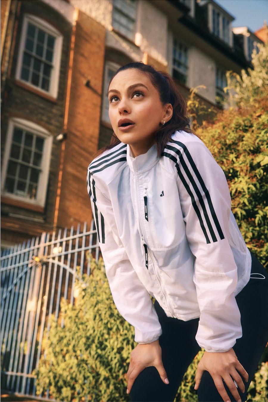 Adidas vine cu un update pentru pantoful de alergare Supernova Rise 2 și îi urează bun-venit în comunitatea sa de alergători actriței Camila Mendes