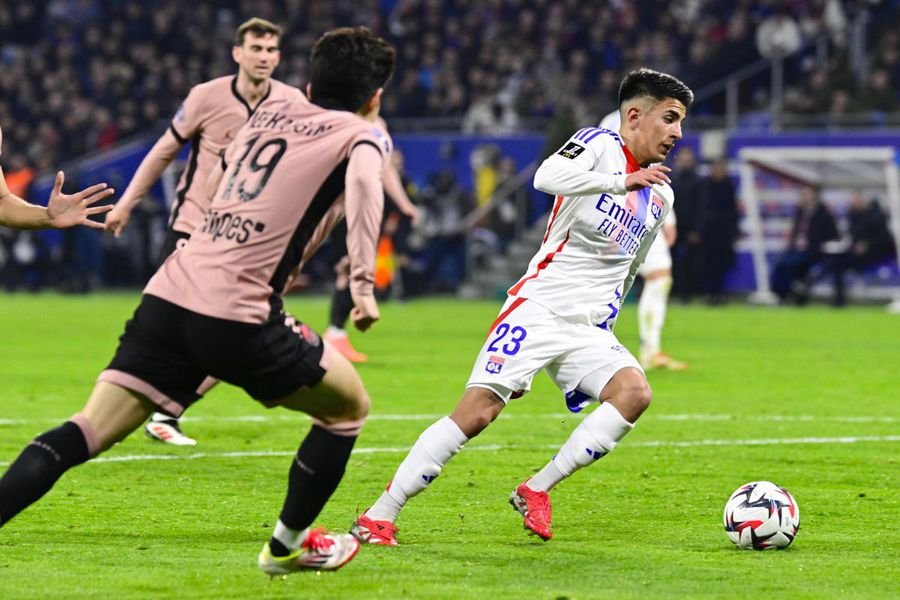Thiago Almada, aici într-un meci cu PSG, pierdut (2-3) de Lyon, în care a jucat 26 de minute / Foto: Imago Campionul mondial care vine la București, cercetat pentru viol în grup și că a fugit după ce a călcat un bărbat cu mașina!