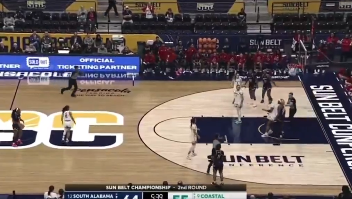 Scandal fără precedent » Bătaie generală între baschetbaliste pe teren: șapte jucătoare eliminate, arbitru făcut KO