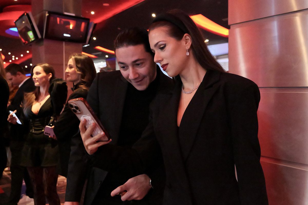 Apariție rară: Gică Craioveanu, alături de noua iubită, la lansarea filmului în care joacă rolul unui senator