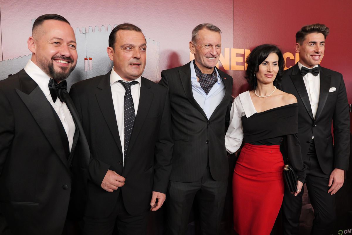 Gică Craioveanu, alături de noua iubită în sala de cinema pentru lansarea filmului în care joacă