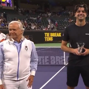 Un oficial a atins-o nepotrivit pe Elena Rybakina / foto: X