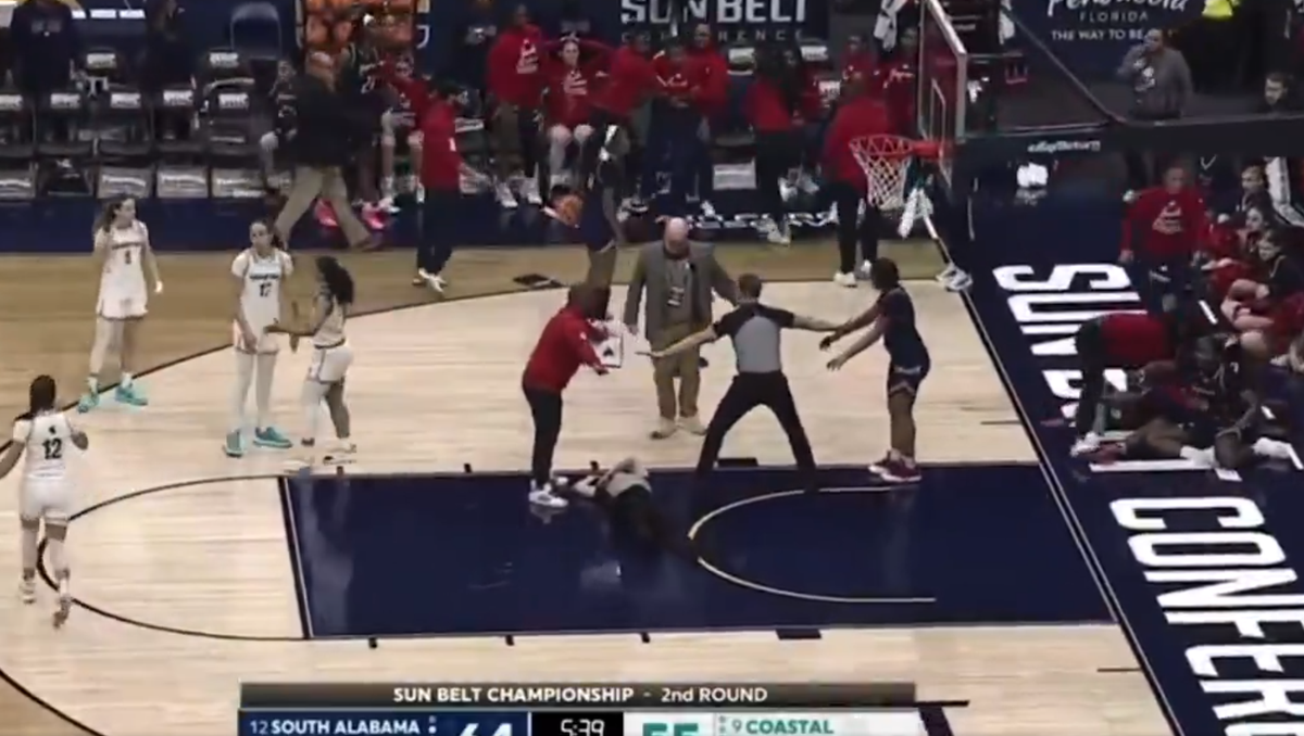 Scandal fără precedent » Bătaie generală între baschetbaliste pe teren: șapte jucătoare eliminate, arbitru făcut KO