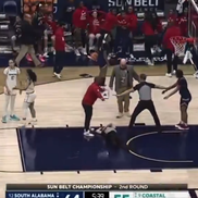 Bătaie generală între baschetbaliste pe teren / foto: X @TheFieldOf68