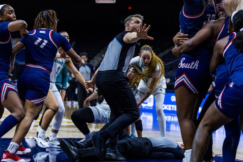 Bătaie generală între baschetbaliste pe teren / foto: Sun Belt Basketball Conference