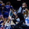 Bătaie generală între baschetbaliste pe teren / foto: Sun Belt Basketball Conference