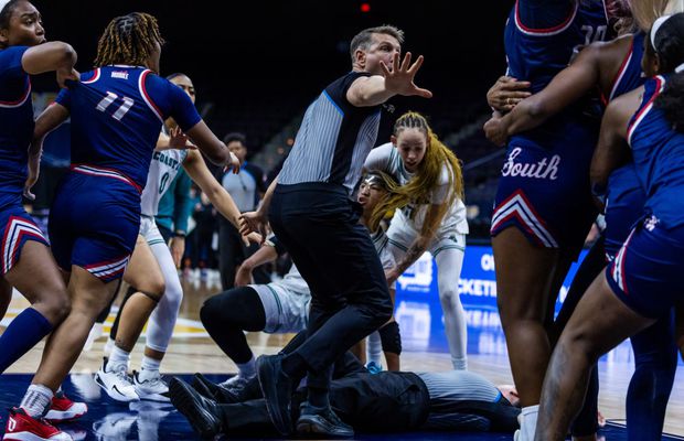 Scandal fără precedent » Bătaie generală între baschetbaliste pe teren: șapte jucătoare eliminate, arbitru făcut KO