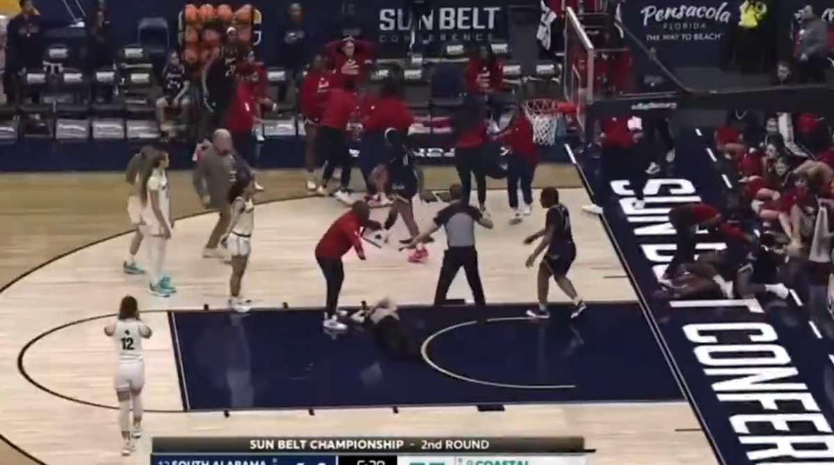 Scandal fără precedent » Bătaie generală între baschetbaliste pe teren: șapte jucătoare eliminate, arbitru făcut KO