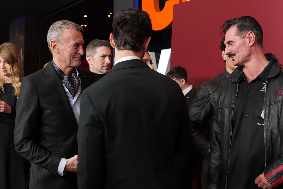 Apariție rară: Gică Craioveanu, alături de noua iubită, la lansarea filmului în care joacă rolul unui senator