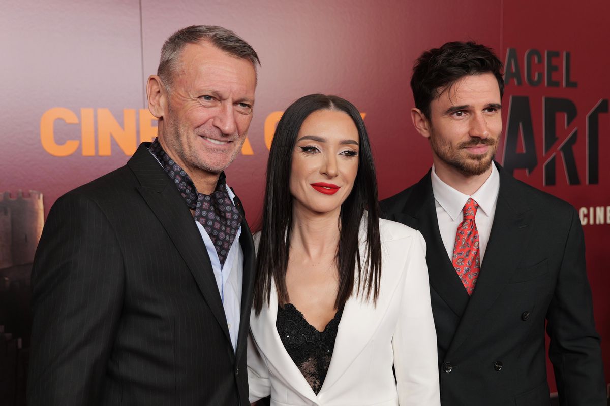 Apariție rară: Gică Craioveanu, alături de noua iubită, la lansarea filmului în care joacă rolul unui senator