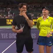 Un oficial a atins-o nepotrivit pe Elena Rybakina / foto: X