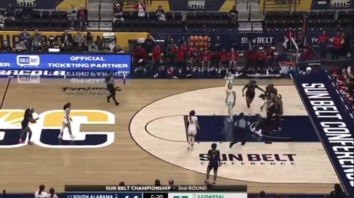 Bătaie generală între baschetbaliste pe teren