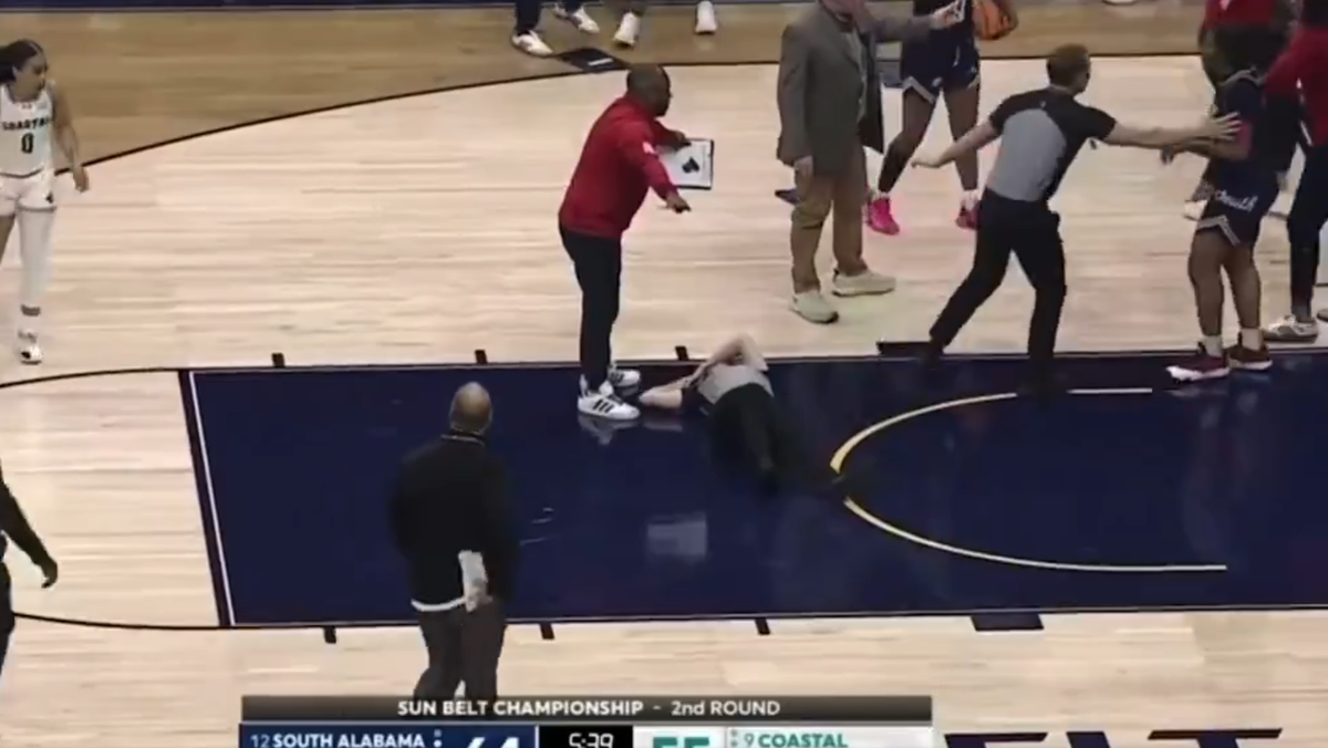 Bătaie generală între baschetbaliste pe teren