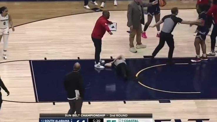 Bătaie generală între baschetbaliste pe teren / foto: X @TheFieldOf68