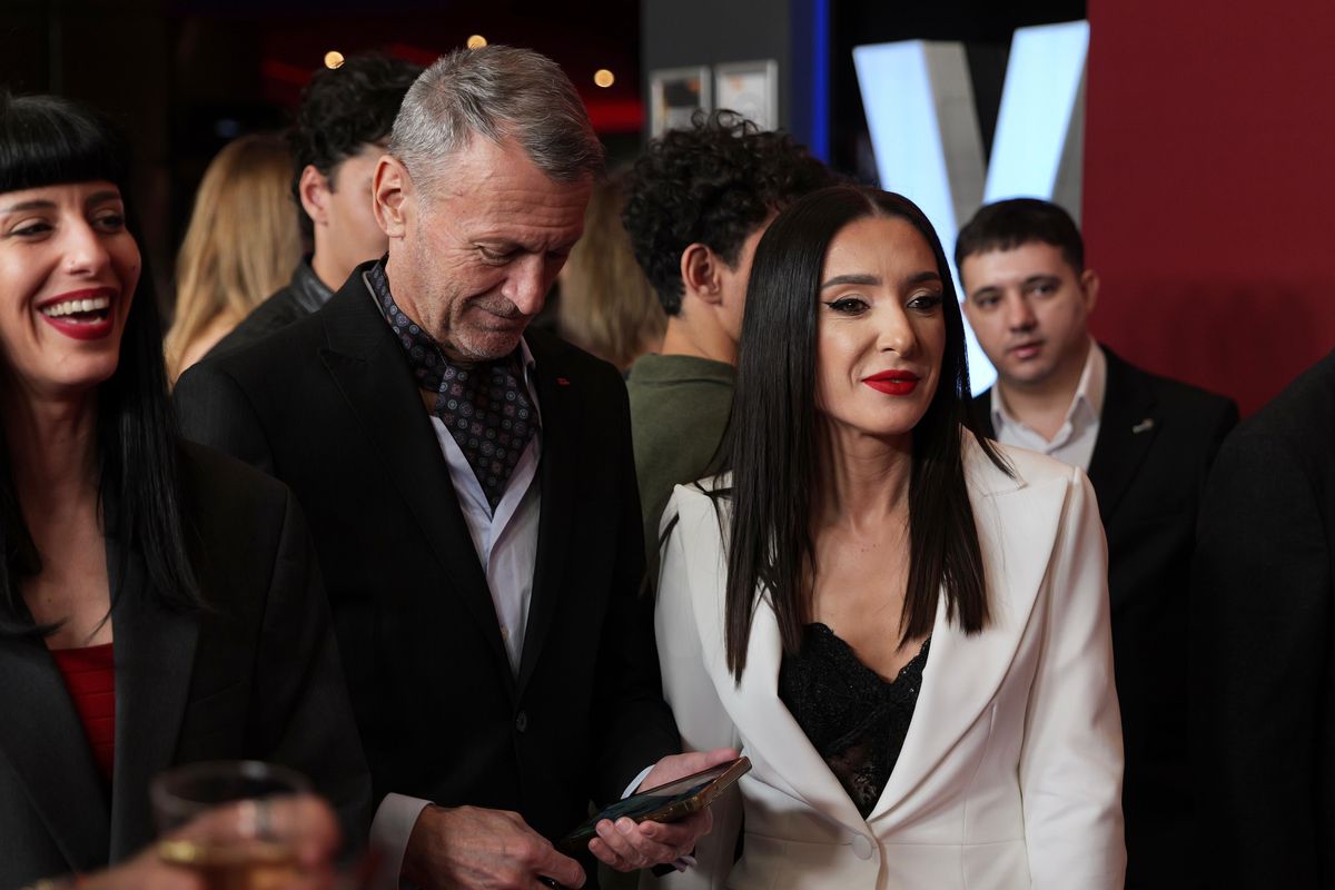 Apariție rară: Gică Craioveanu, alături de noua iubită, la lansarea filmului în care joacă rolul unui senator