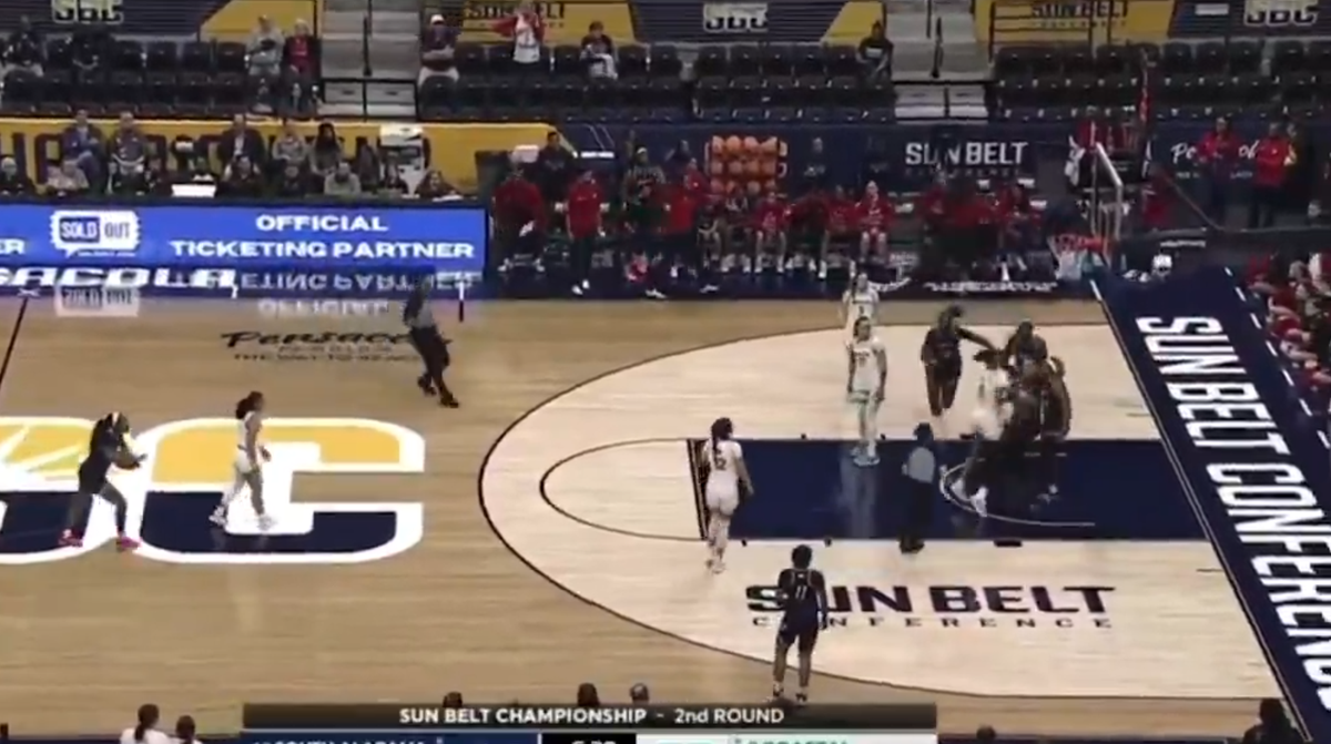 Scandal fără precedent » Bătaie generală între baschetbaliste pe teren: șapte jucătoare eliminate, arbitru făcut KO