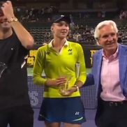 Un oficial a atins-o nepotrivit pe Elena Rybakina / foto: X