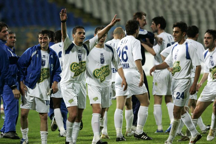Imagini din cariera lui Ilie Iordache. Aici în tricoul lui U Craiova, cu numărul 24. În stânga fotografiei e Ionuț Luțu / Sursă foto: Arhivă Gazeta Sporturilor