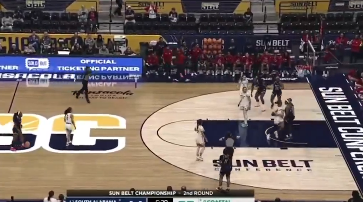 Scandal fără precedent » Bătaie generală între baschetbaliste pe teren: șapte jucătoare eliminate, arbitru făcut KO