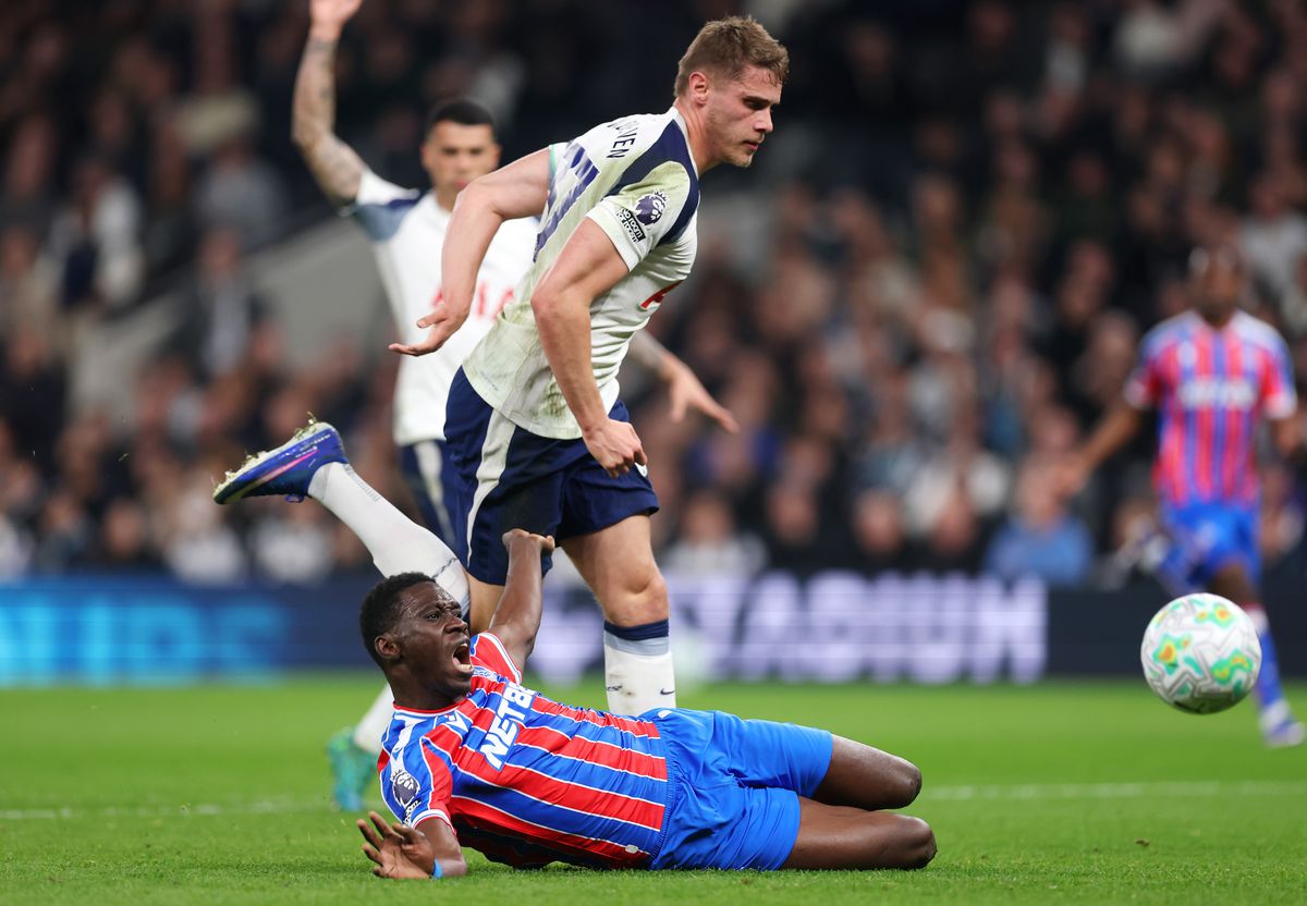 Tottenham e la pământ! Echipa lui Drăgușin e ținta criticilor unui fost internațional englez: „Cea mai slabă echipă din Premier League”