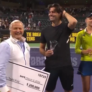 Un oficial a atins-o nepotrivit pe Elena Rybakina / foto: X