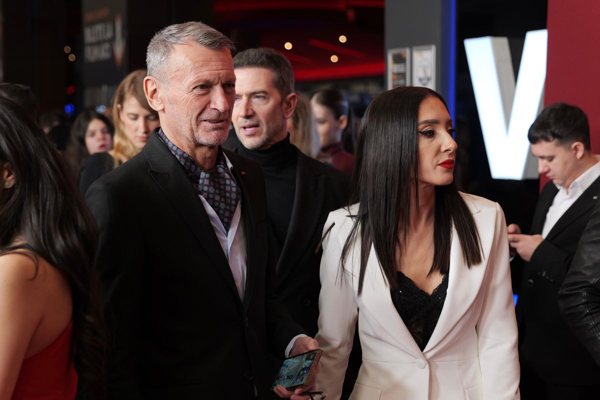 Apariție rară: Gică Craioveanu, alături de noua iubită, la lansarea filmului în care joacă rolul unui senator